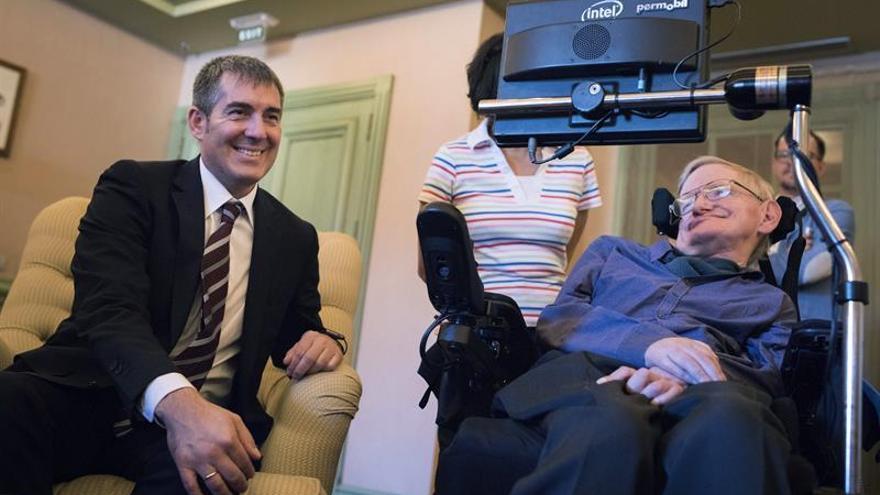 Fotografía facilitada por la Presidencia del Gobierno de Canarias de su presidente, Fernando Clavijo, durante la que ha realizado hoy al científico británico Stephen Hawking, que se encuentra de visita en el Canarias para descansar y presentar el III Festival Starmus que tendrá lugar entre el 27 de junio y el 2 de julio de 2016 y en el que se rendirá homenaje al autor de &#039;Breve historia del tiempo&#039;.