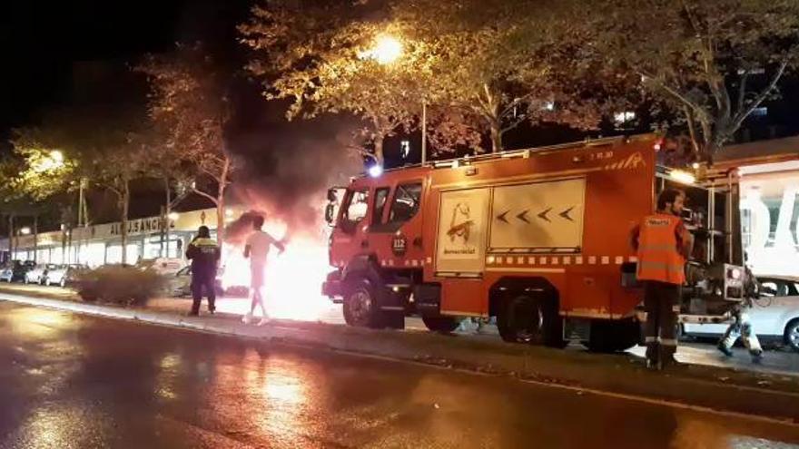 Un cotxe queda completament cremat per un incendi a l'avinguda Salvador Dalí de Figueres