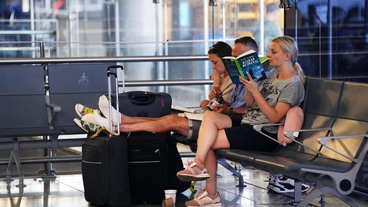 OCU pide a Ryanair, Vueling y Volotea a que reembolsen los cargos de equipaje de mano cobrados &quot;indebidamente&quot;