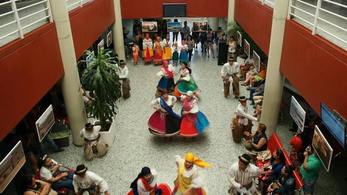 Bailes tradicionales durante la jornada de control de Chagas de la Arrixaca en el año 2017.