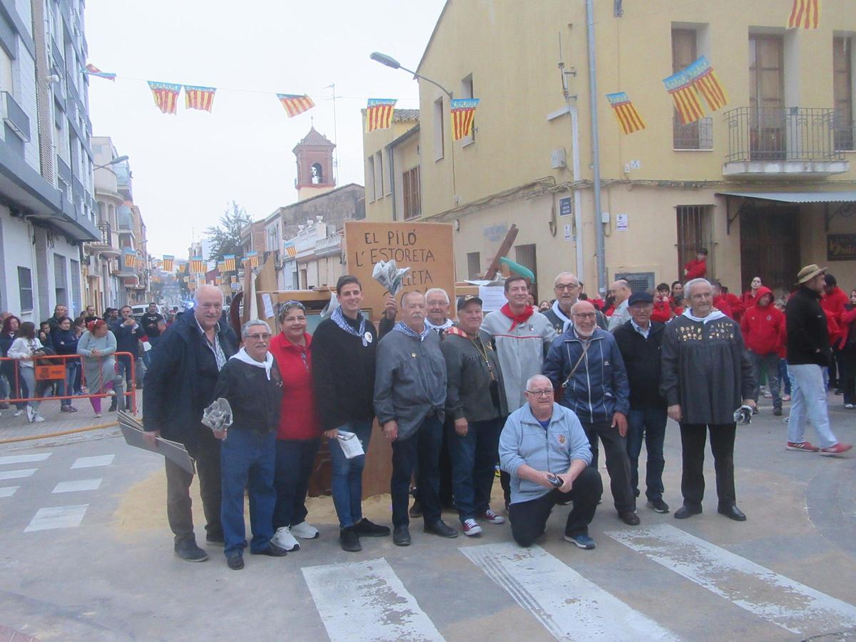 Miembros de El Piló y autoridades municipales delante de la ‘estoreta’.