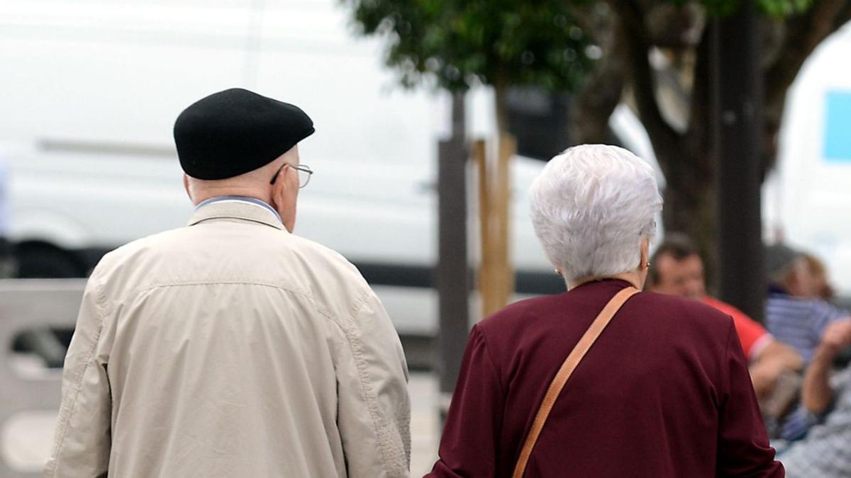 Una pareja de jubilados camina por la ciudad de Pontevedra.