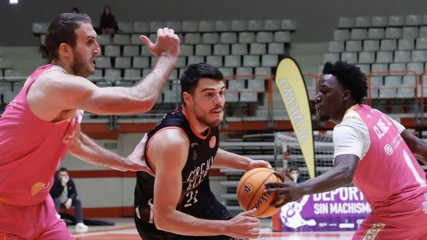 El jugador del Círculo Javi Menéndez, con el balón, ayer en el Palacio.  |