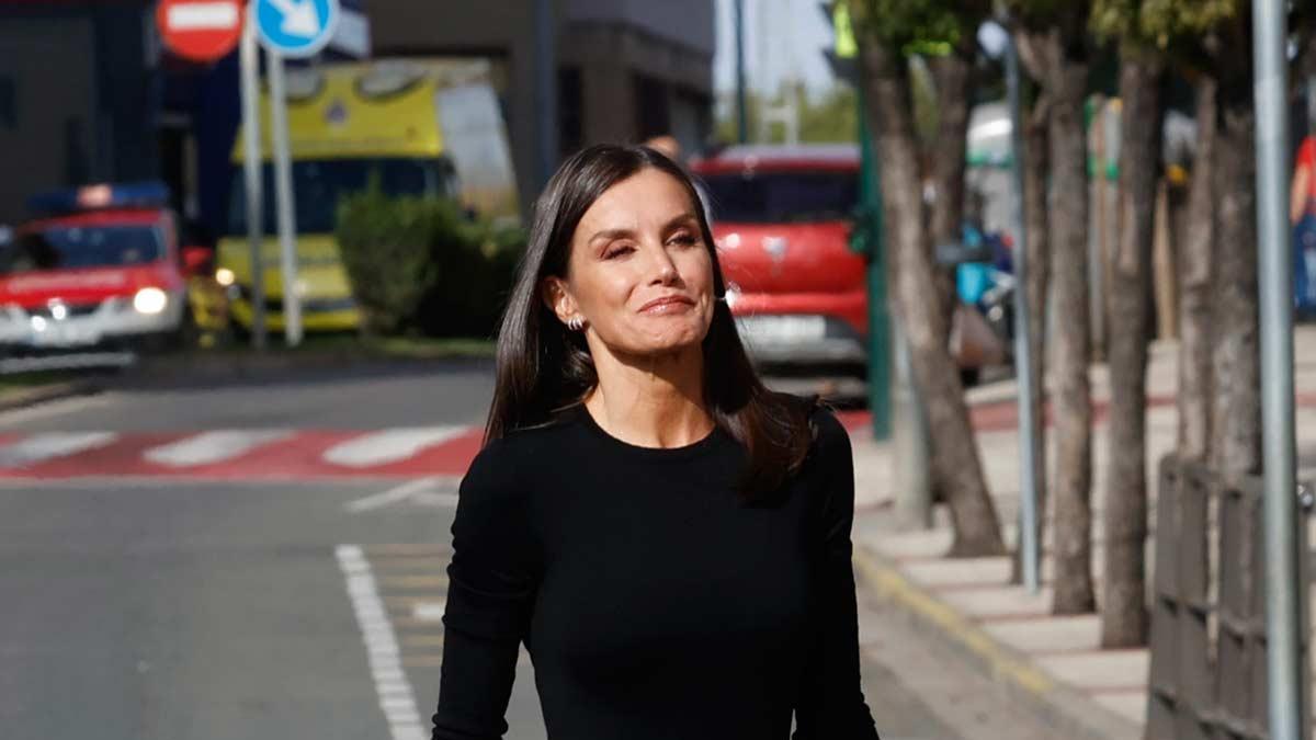 El look de la reina Letizia, con una sorprendente falda &quot;con agujero&quot; de H&amp;M, en el 'Festival de Cine Ópera Prima’ de Tudela