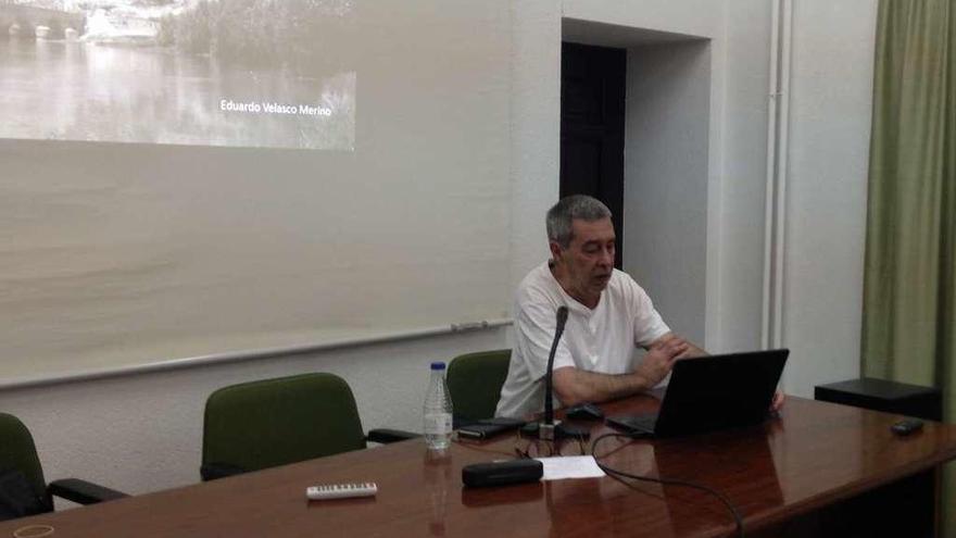 Eduardo Velasco se explica durante la conferencia que ofreció en la ciudad de Toro.