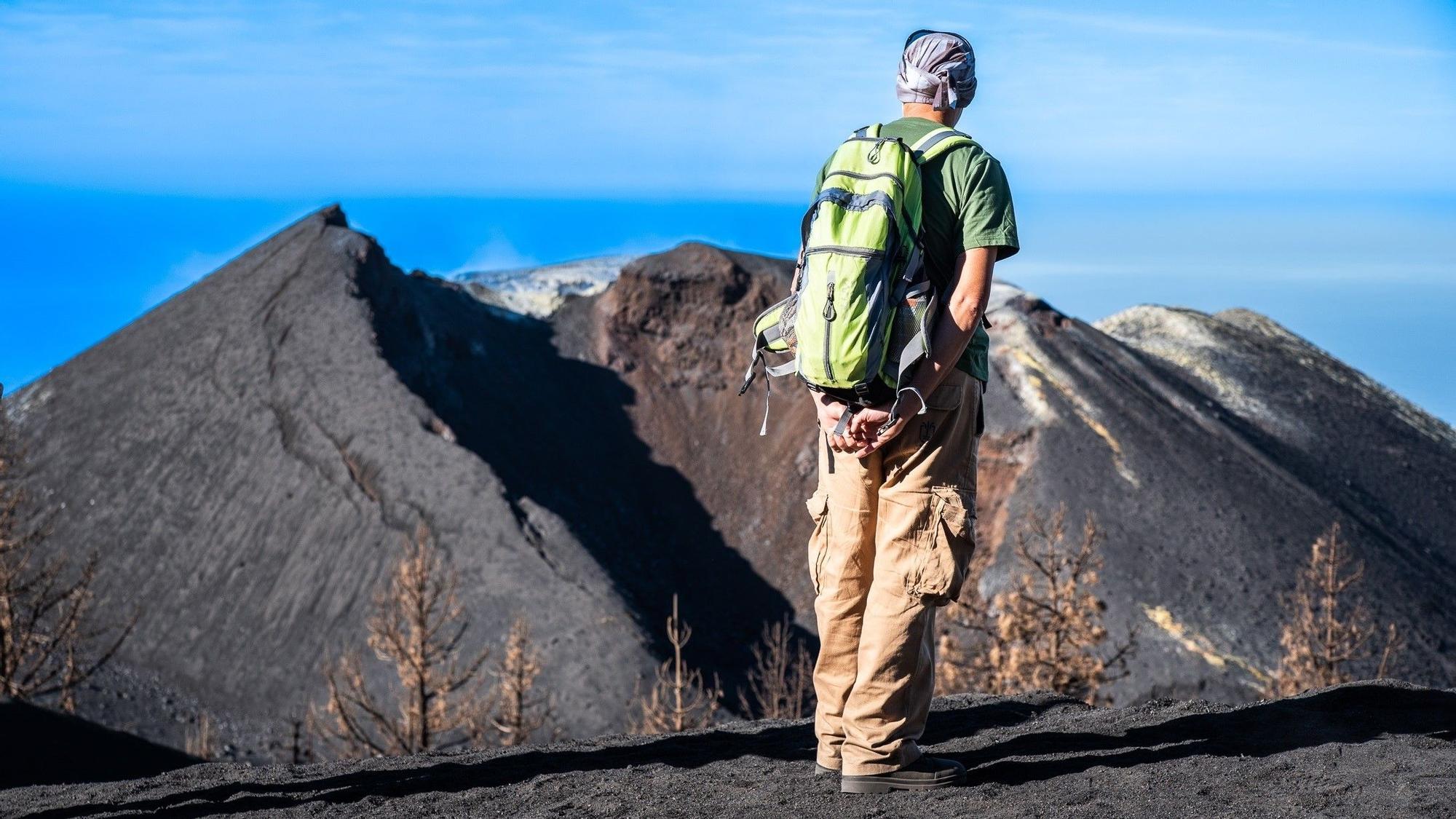 Un hombre observa el volcán de Cumbre Vieja, en La Palma, ya sin desprender lava.