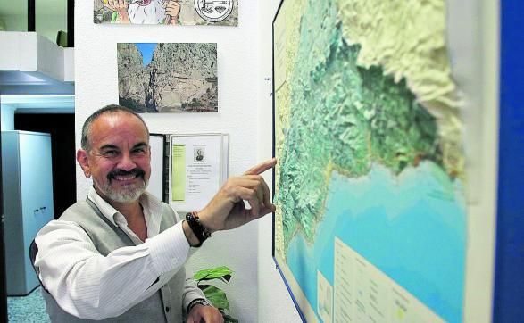 El geólogo Juan Carlos Romero muestra en un mapa en relieve la naturaleza montañosa de la provincia de Málaga, la segunda de España después de Asturias.