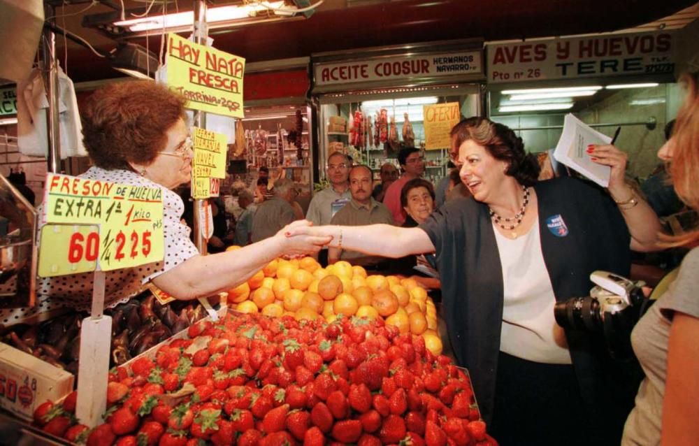 Rita Barberá saluda a un comerciante en el Mercado Central de Valencia, en el año 96.