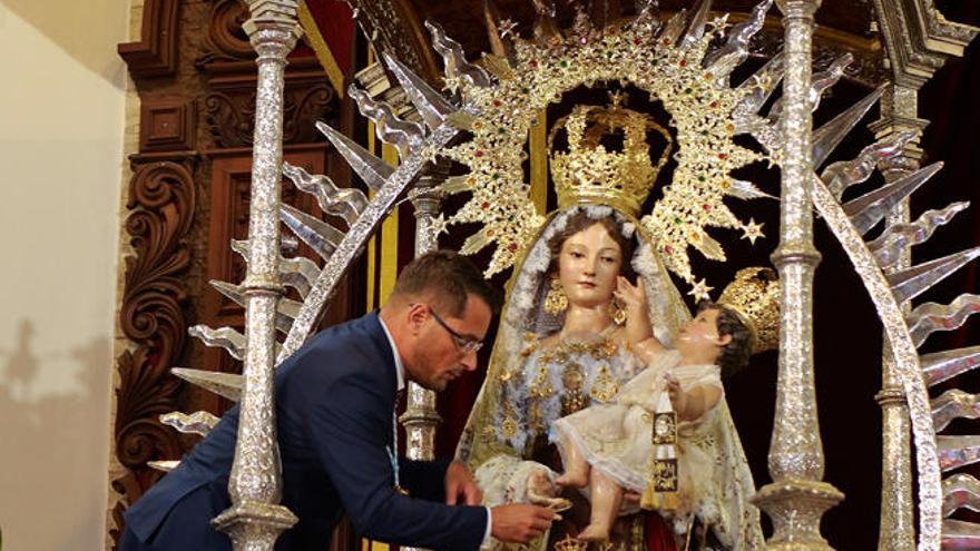 El alcalde accidental Adolfo González (PP) entregó ayer el bastón de mando a la Virgen del Carmen.
