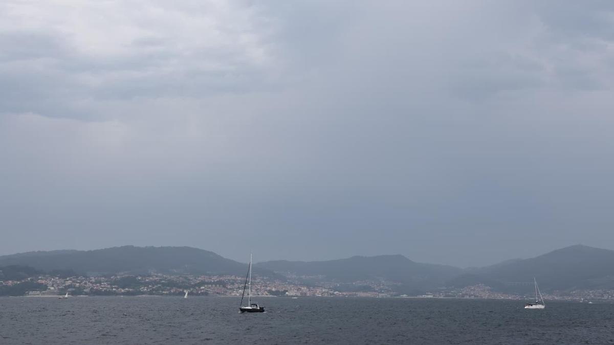 Aspecto de la ría de Vigo y O Morrazo este sábado por la tarde en medio de la tormenta eléctrica