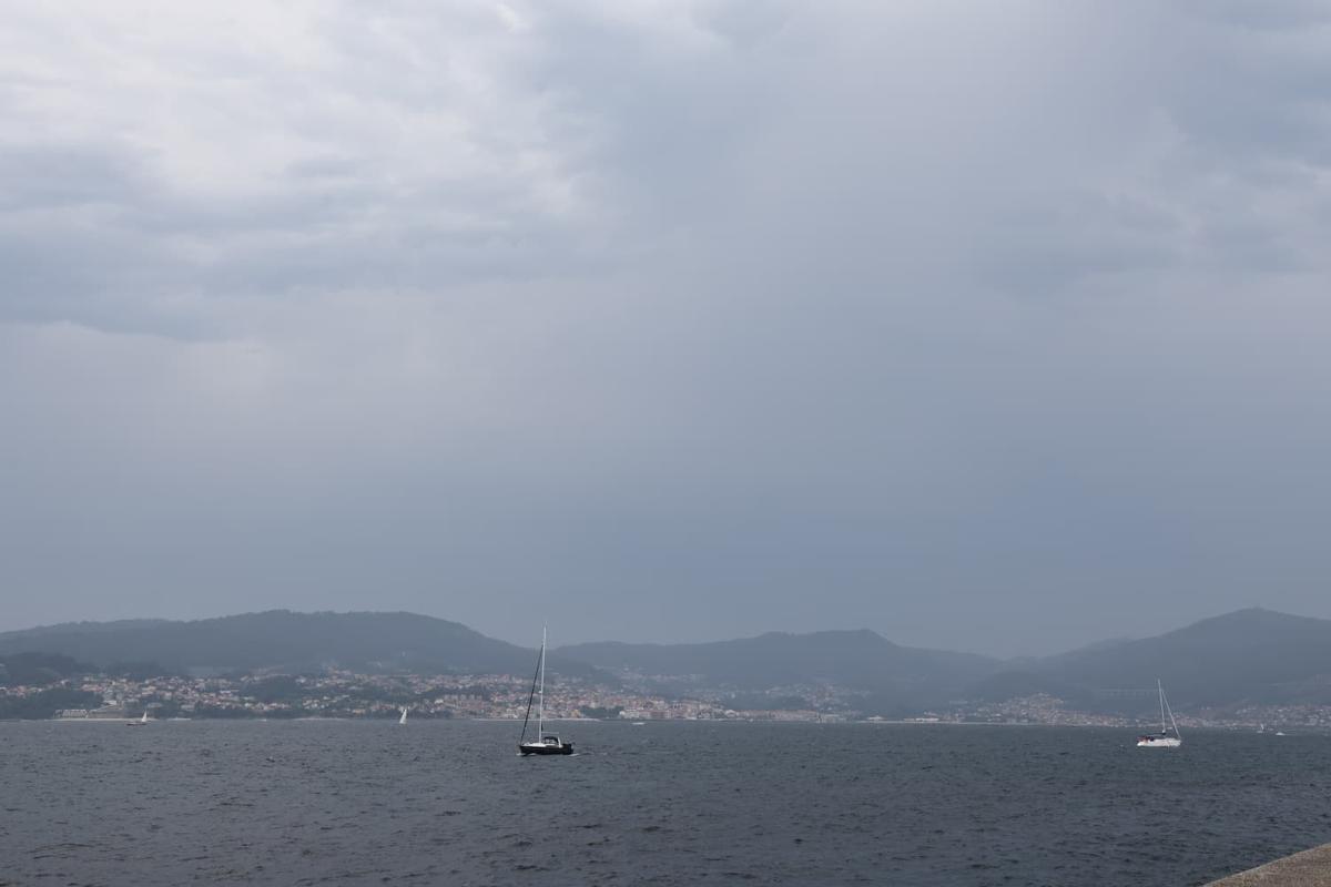 Aspecto de la ría de Vigo y O Morrazo este sábado por la tarde en medio de la tormenta eléctrica