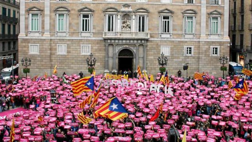 La manifestació va acabar a la plaça Sant Jaume, que va quedar plena de pancartes roses que instaven a desobeir &quot;sense por&quot;