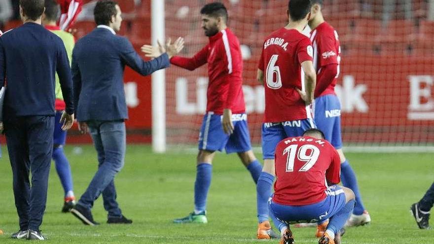 Los futbolistas del equipo asturiano, desolados tras la derrota.