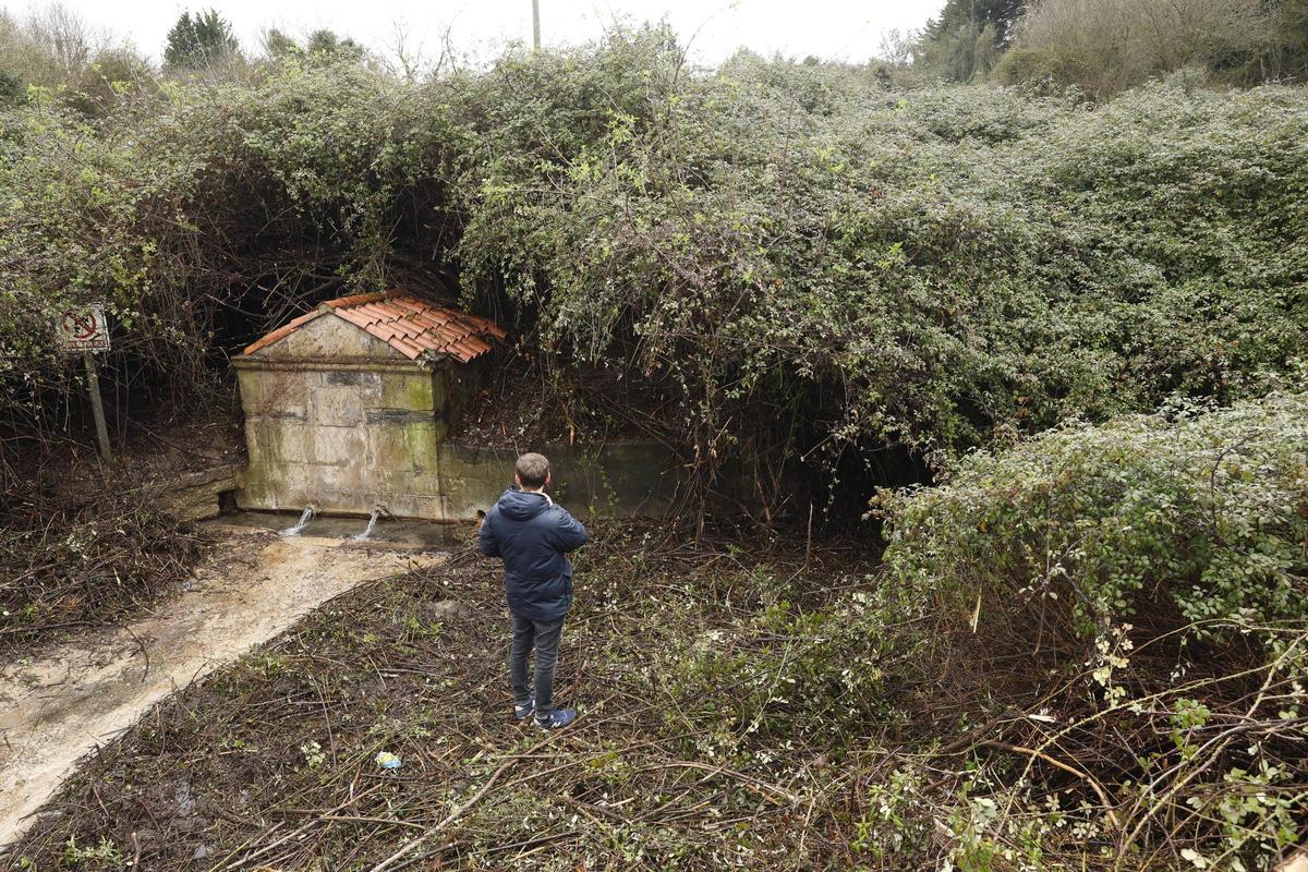 La histórica fuente de Contrueces, en Gijón, de nuevo a la vista gracias al trabajo e iniciativa de los vecinos (en imágenes)