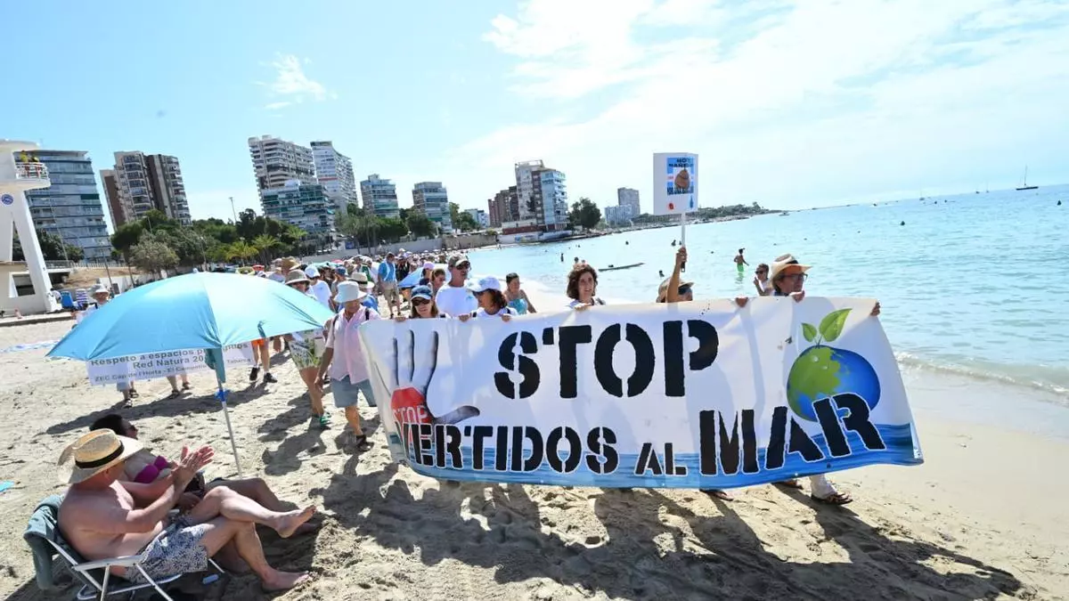 Vecinos y ecologistas se cubren de barro en la Albufereta contra los vertidos en la bahía de Alicante