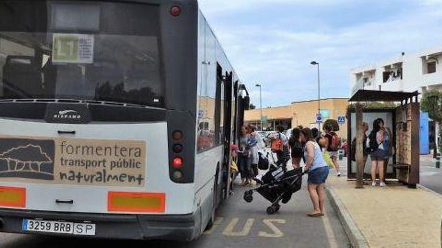 Varios usuarios descienden del autobus en la parada de Sant Francesc Xavier.