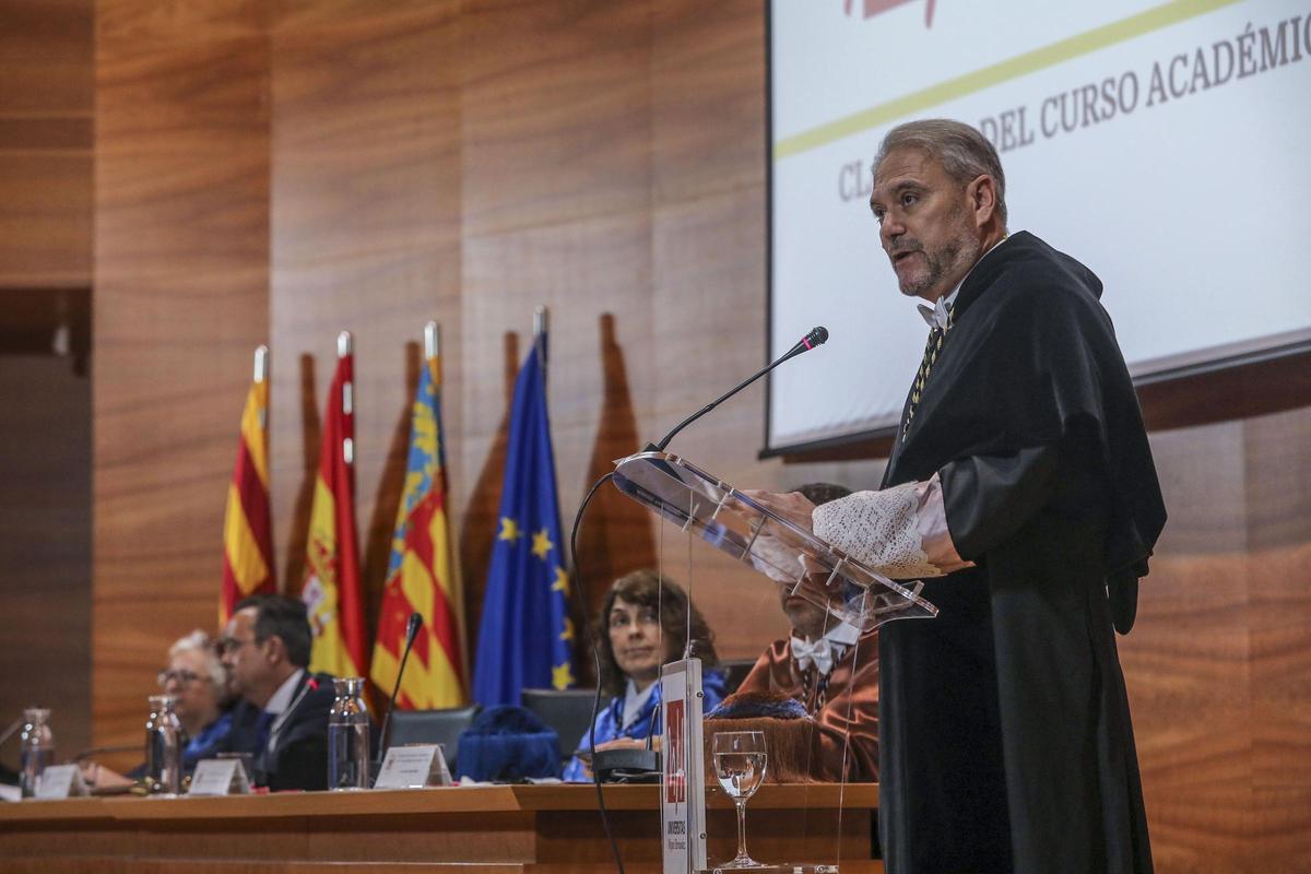 El rector, en la clausura del pasado curso en el salón de actos del Rectorado de la UMH