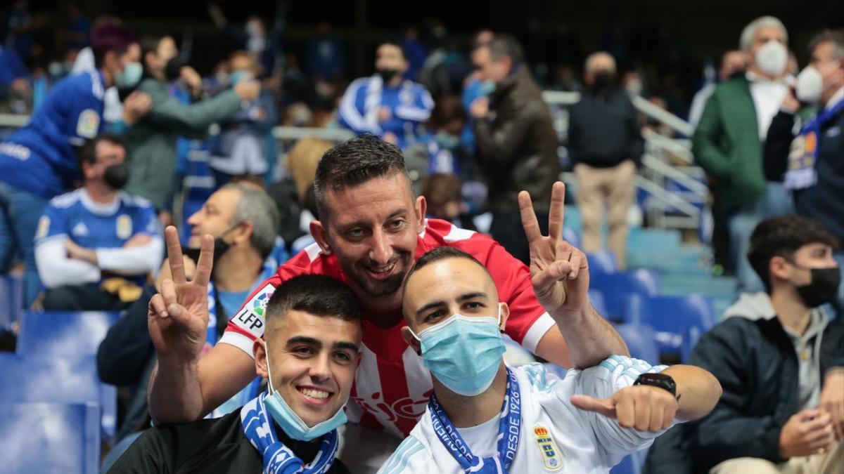 Aficionados del Real Oviedo y el Sporting, juntos en la grada: normalidad en el derbi