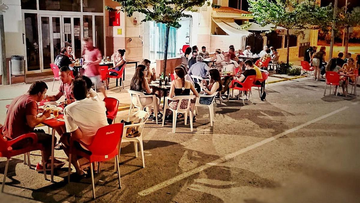 Uno de los servicios de noche coordinados en el bar de Beniatjar durante el pasado fin de semana. | LEVANTE-EMV