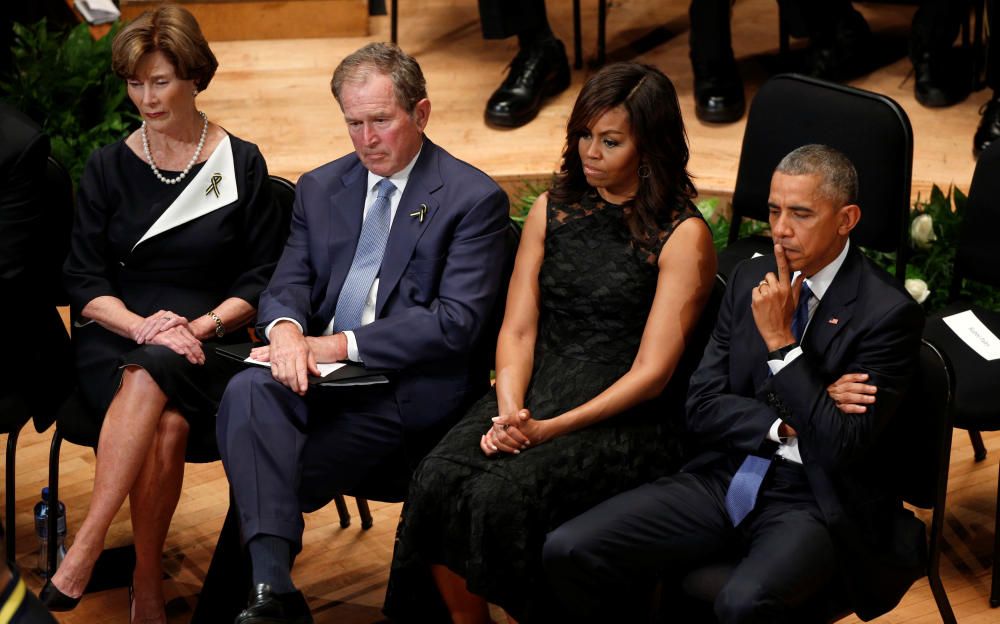 Obama ha participado, junto a su esposa y el expresidente George W. Bush, en el homenaje a los cinco policías asesinados.