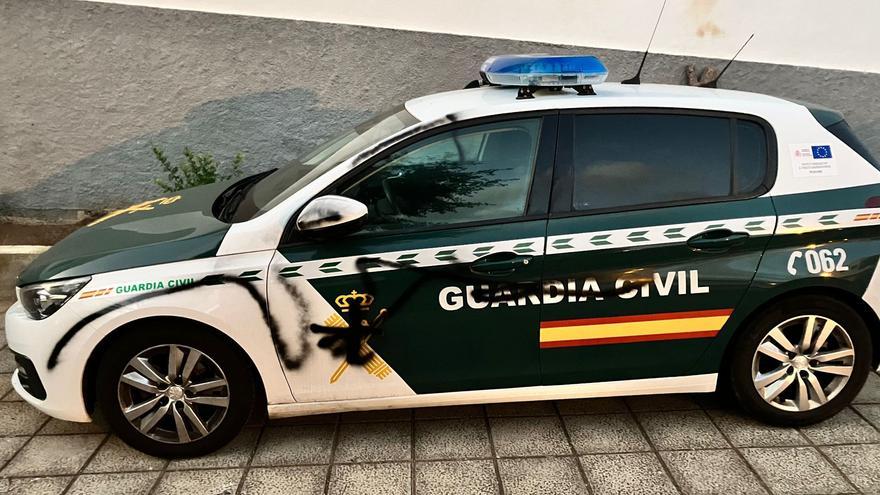 Denuncian pintadas en edificios y un coche de la Guardia Civil en Tenerife