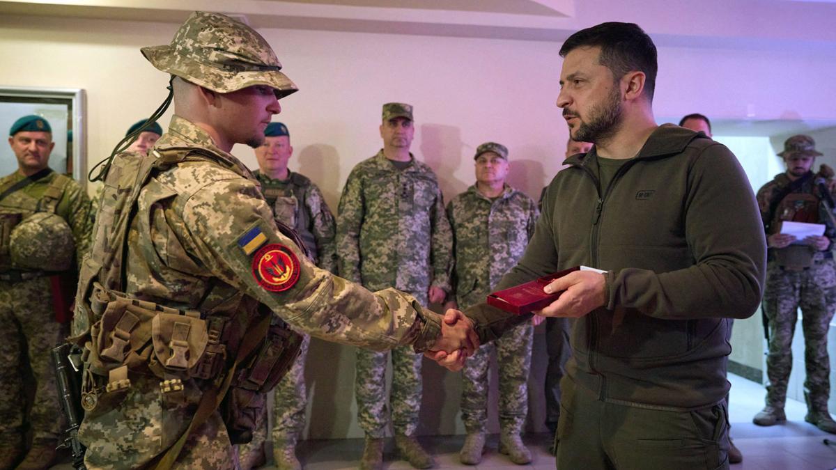 Zelenski celebra el Día de los Marinos Ucranianos con una visita al frente