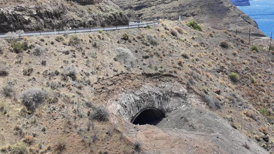 Boca de uno de los túneles en el barranco de Guayedra. | |