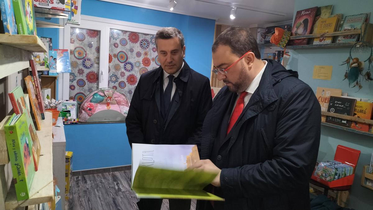 Adrián Barbón, en una librería de Navia, con Gonzalo Asenjo.