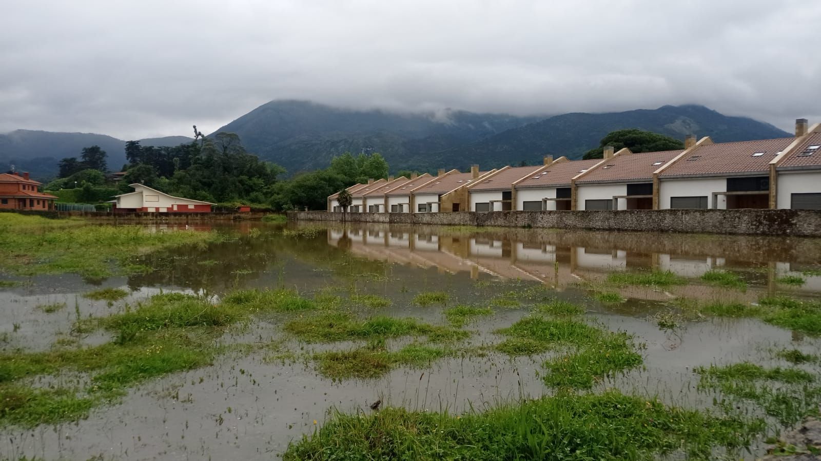 EN IMÁGENES: Caos en Colunga por inundaciones y preocupación por el estado de los ríos en el oriente asturiano