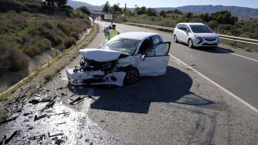 Accidente con dos heridos en la Ronda Sur de Elda