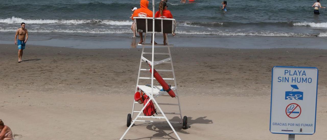 Dos efectivos del servicio de salvamento, este viernes, en la playa de Salinas (Castrillón).