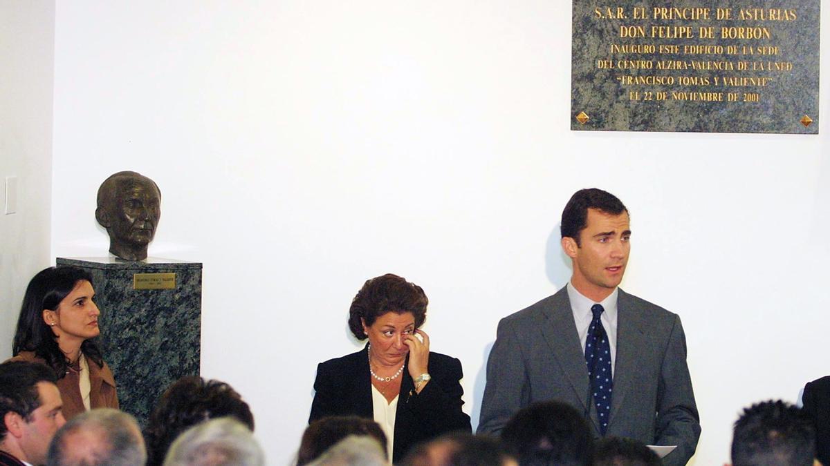 El entonces Príncipe de Asturias, con Rita Barberá, alcaldesa de València, en noviembre de 2001, en la inauguración de un edificio bautizado con el nombre de "Francisco Tomás y Valiente" en un complejo de la UNED de la ciudad levantina.