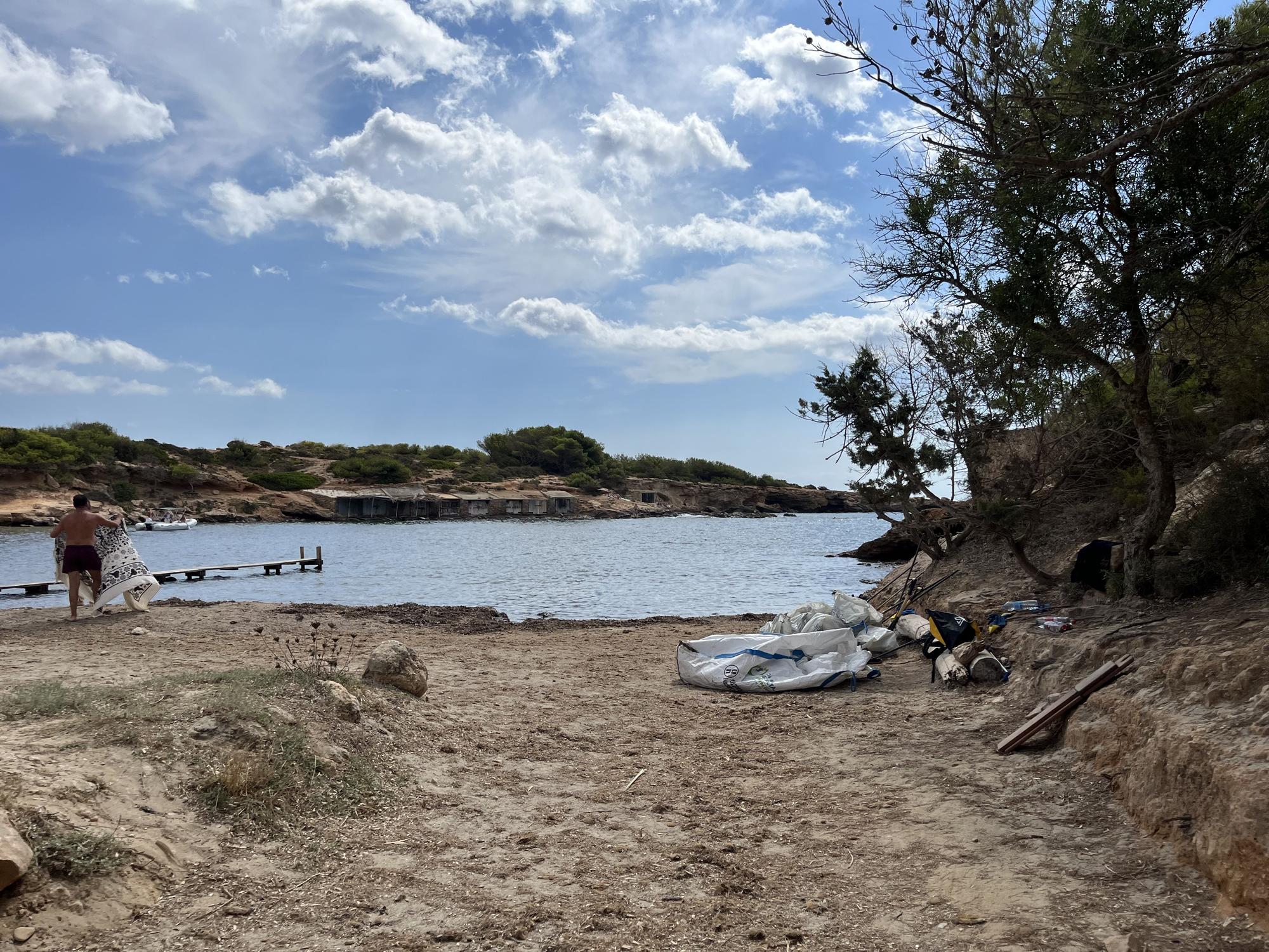 Hundimiento del yate en Ibiza: «Un trabajo muy duro» entre la posidonia de s’Estanyol