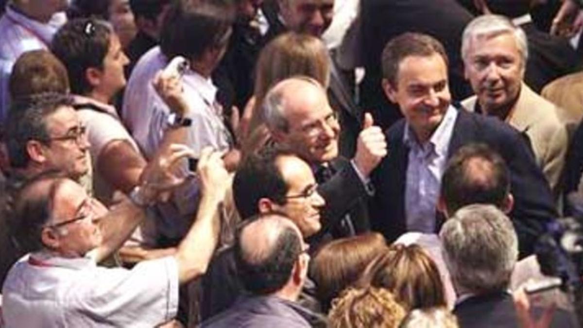 Montilla y Zapatero saludan a los delegados en la sesión de clausura del congreso del PSC.