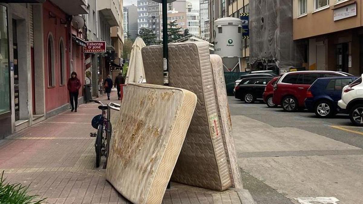 Un árbol navideño de colchones cochambrosos