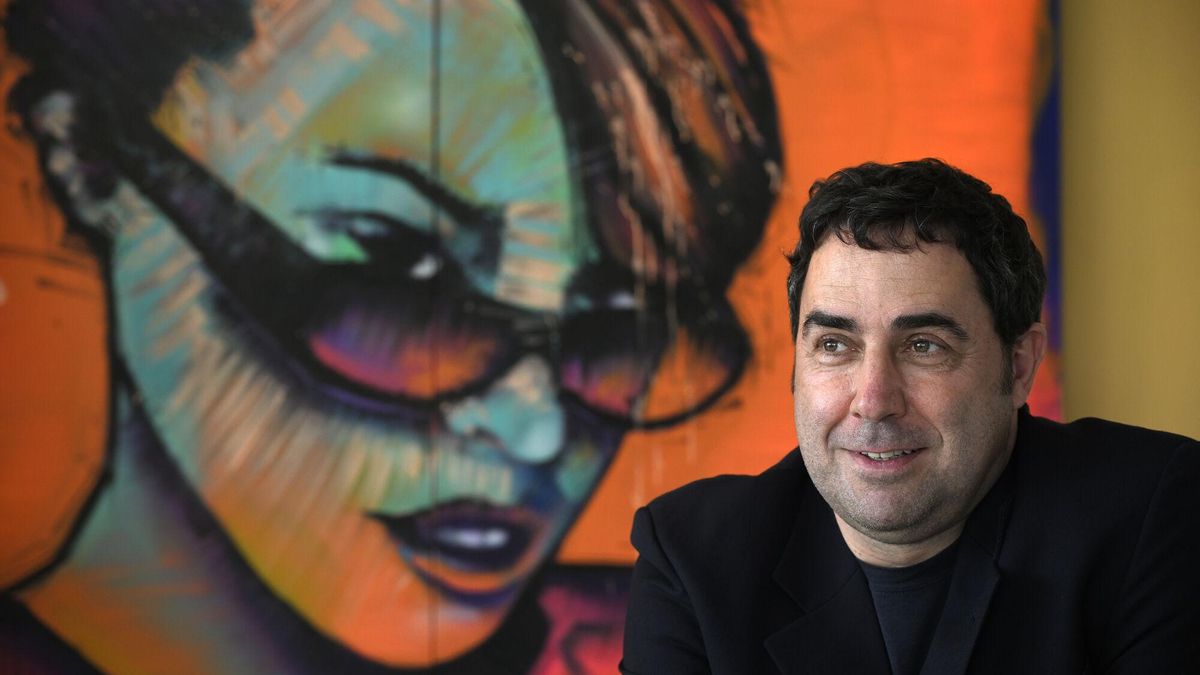 Jordi Herreruela, director del Festival Cruïlla, junto a un retrato de Kylie Minogue en sus oficinas.