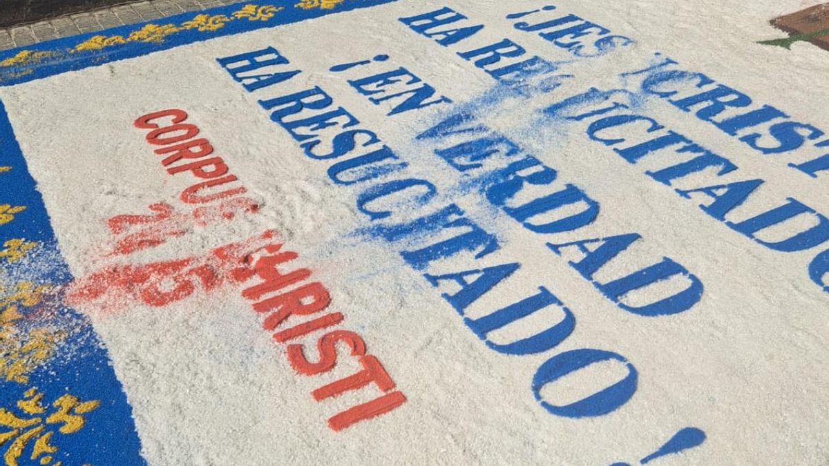 Alfombras del Corpus pisadas.