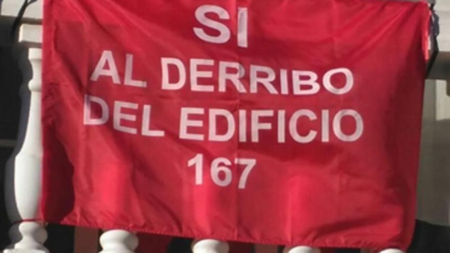 Almassora cuelga pancartas en los balcones para derribar el Grupo B