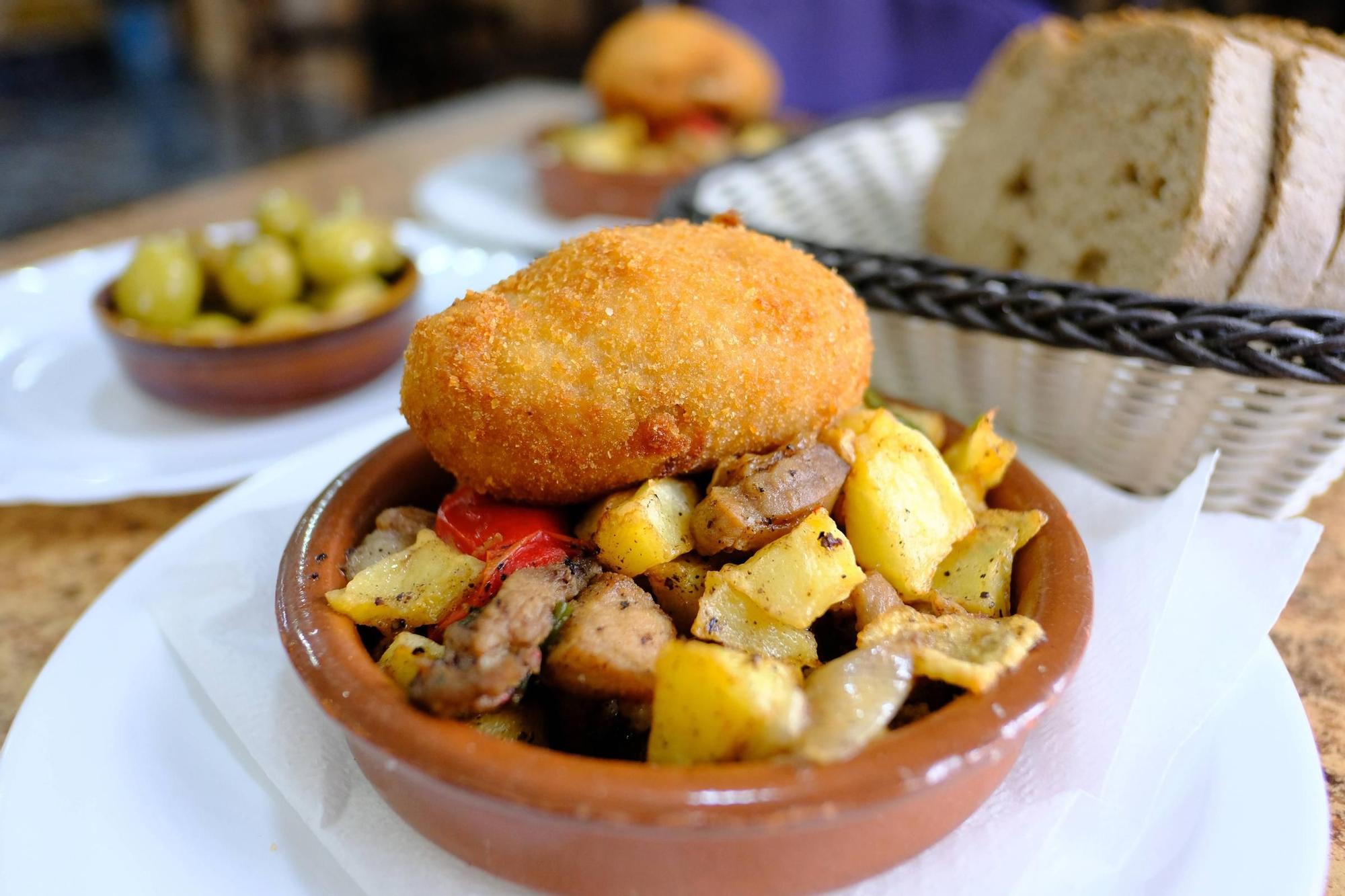 FOTOS | Así es la cafetería Avante del barrio del Vivero en Palma, donde reparten croquetones y cariño
