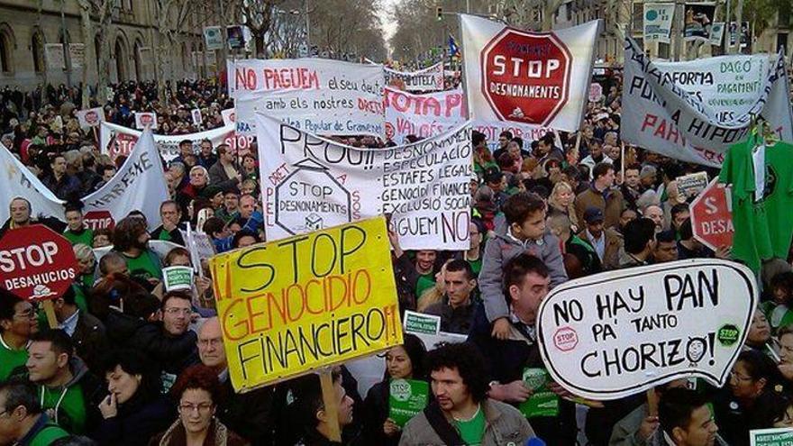 Miles de personas marchan en Barcelona por la vivienda digna