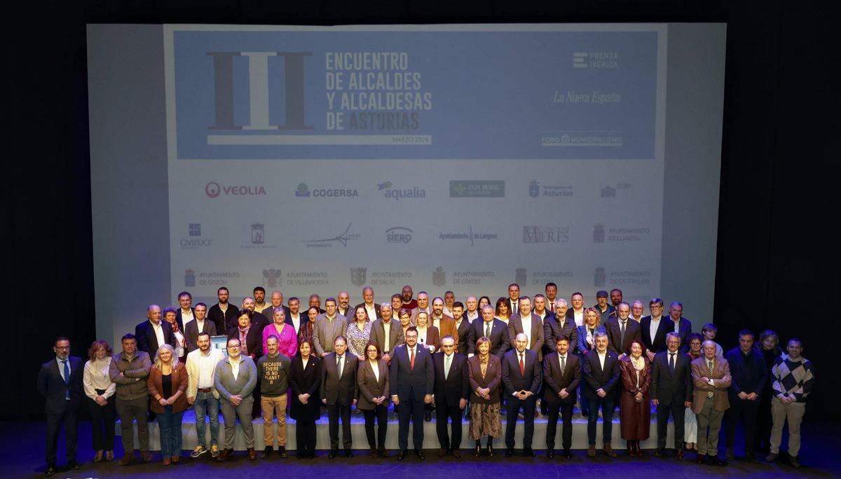 Los alcaldes y alcaldesas que asistieron al III Encuentro organizado por LA NUEVA ESPAÑA posan junot al presidente del Principado y el presidente de la Junta al final del acto en el Nimemeyer de Avilés