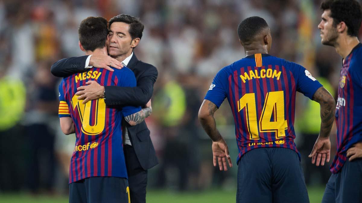 El Valencia conquista la Copa del Rey. En la foto, Marcelino intenta consolar a Messi tras la final de Copa perdida por el Barça.