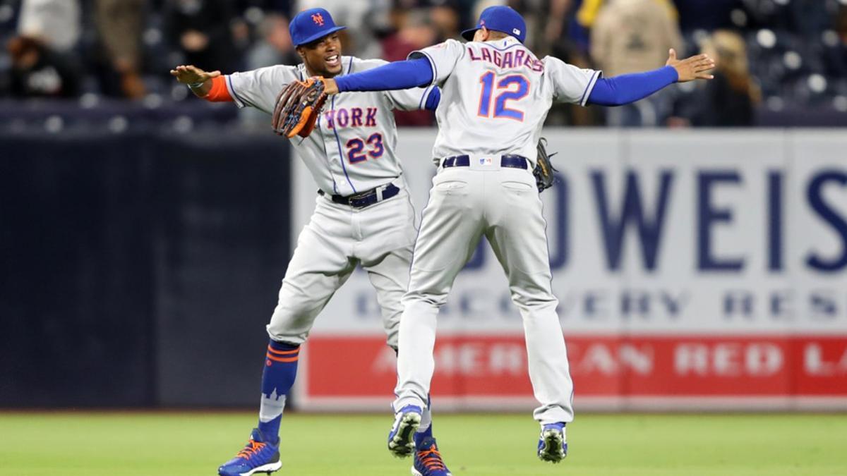 Keon Broxton # 23 y Juan Lagares # 12 de los Mets de Nueva York celebran después de derrotar a los Padres de San Diego por 7-6 en un juego en PETCO Park en San Diego, California.