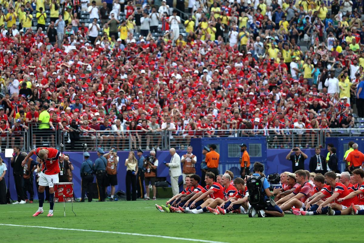 Los futbolistas de Noruega celebran con su tradicional remada el triunfo sobre Brasil en el duelo de octavos de final disputado en el New Jersey Stadium.