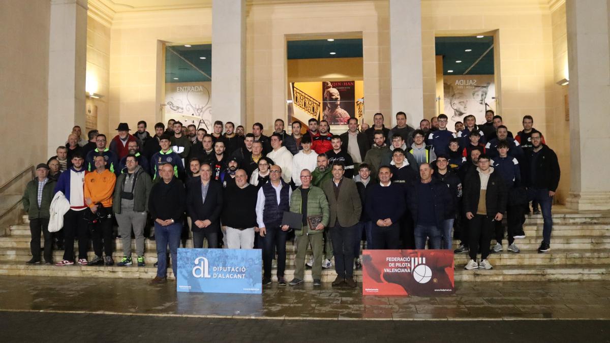 Els assistents a la presentació es van fer la tradicional foto de la família a la porta del MARQ.