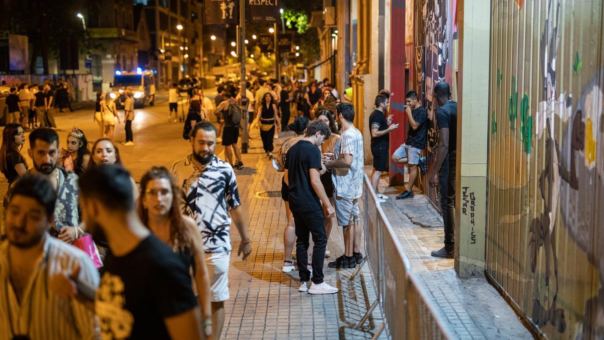 Ambiente nocturno en el Triángulo Golfo del Poblenou.