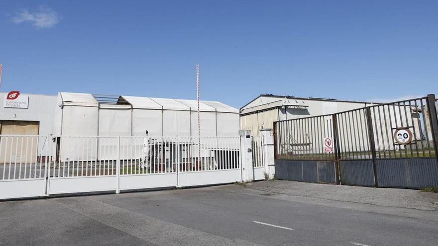 A la derecha de la imagen, portón de acceso a los terrenos de Naval Gijón por la Travesía del Mar. A la izquierda, el portón de acceso al Tallerón de Duro Felguera.