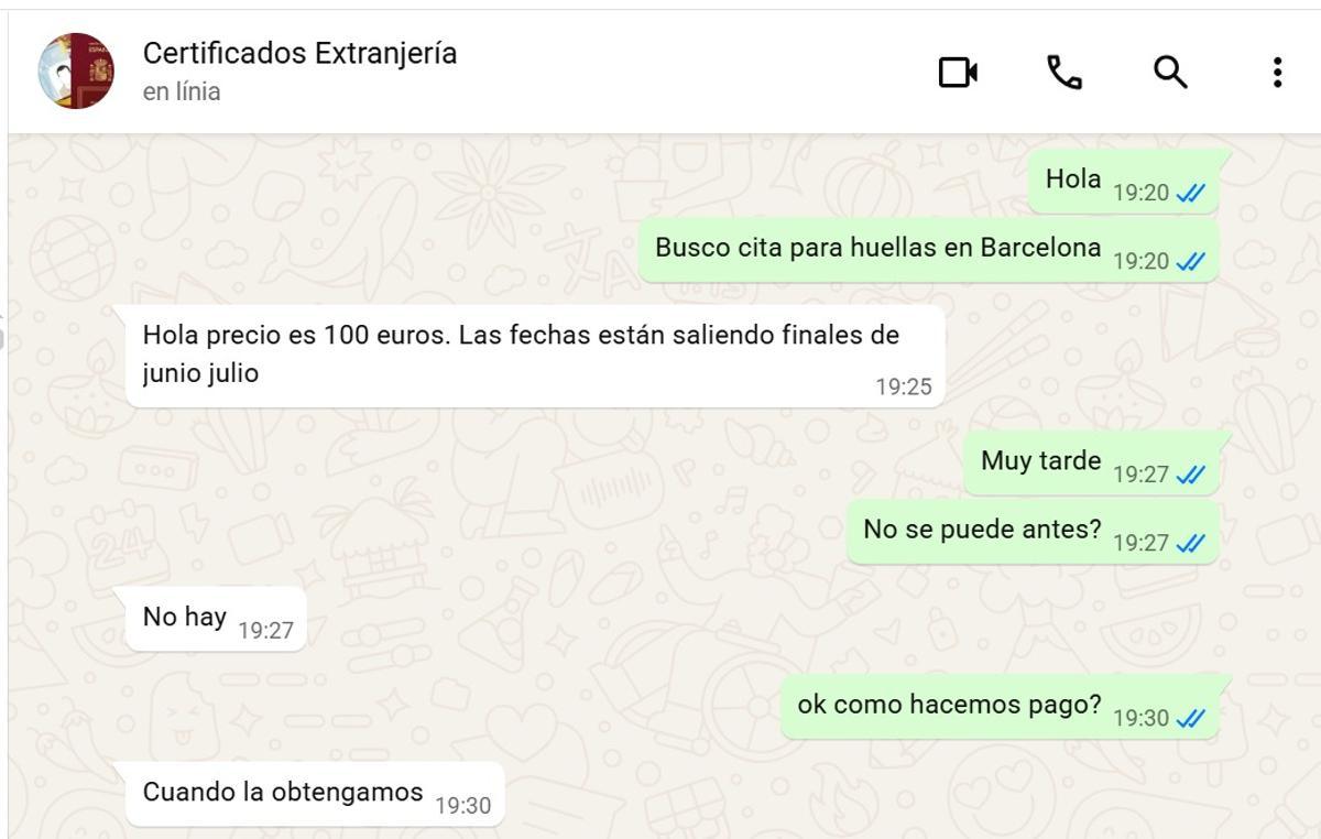 Captura de la conversación con una de las personas que ofrece citas previas de comisaría ilícitamente