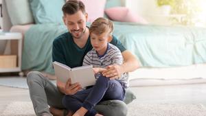Un padre lee un cuento con su hijo