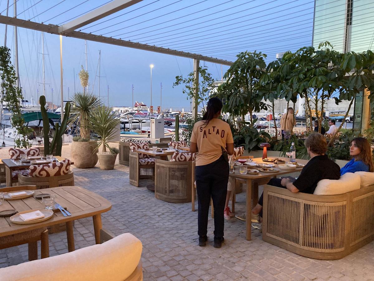 La terraza de Saltao de Mar, frente a las embarcaciones